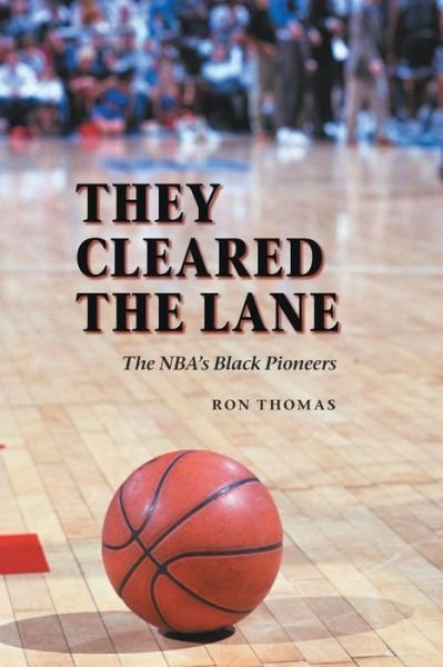 Cover for Ron Thomas · They Cleared the Lane: The NBA's Black Pioneers (Taschenbuch) [New edition] (2004)