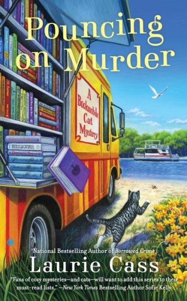 Pouncing on Murder: A Bookmobile Cat Mystery - Laurie Cass - Książki - New American Library - 9780451476548 - 1 grudnia 2015