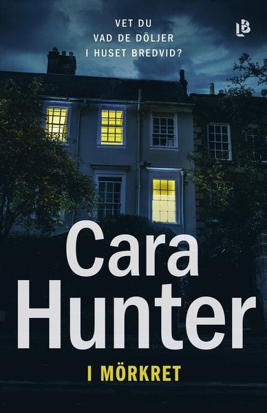 Cover for Cara Hunter · I mörkret (Hardcover Book) (2019)