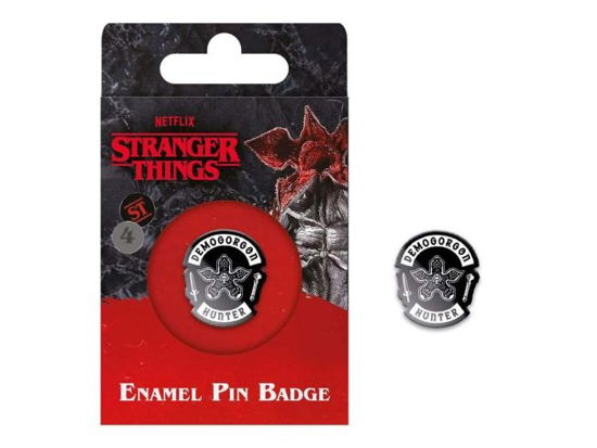 Stranger Things 4 Emaille Ansteck-Button Fire Logo - Pyramid International - Merchandise -  - 5050293760551 - 13. juni 2023