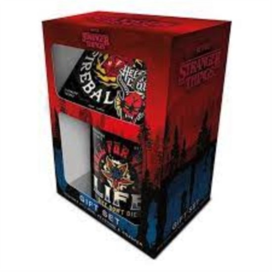 Stranger Things 4 (Hellfire) Mug Coaster Keychain Gift Set - Stranger Things - Bøger - PYRAMID INTERNATIONAL - 5050293860558 - 6. juni 2023