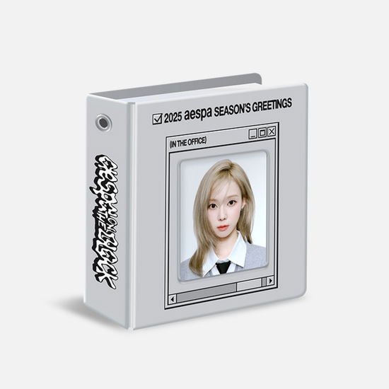 AESPA · 2025 SM ARTIST SEASON'S GREETINGS MINI COLLECT BOOK (Buch) [Karina Version] (2025)