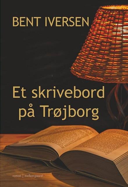 Cover for Bent Iversen · Et skrivebord på Trøjborg (Book) [1. Painos] (2017)