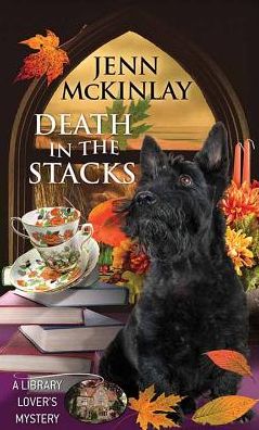 Cover for Jenn McKinlay · Death in the Stacks (Hardcover bog) (2018)