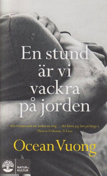 En stund är vi vackra på jorden - Ocean Vuong - Kirjat - Natur & Kultur Allmänlitteratur - 9789127171565 - perjantai 23. huhtikuuta 2021