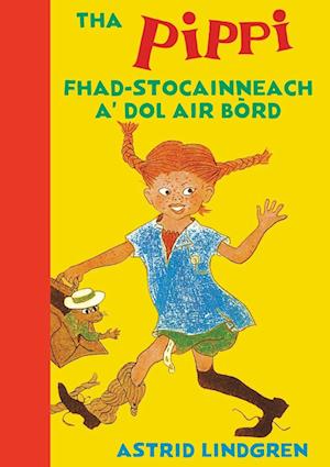 Cover for Astrid Lindgren · Tha Pippi Fhad-Stocainneach a' Dol Air Bòrd (Bog) (2024)