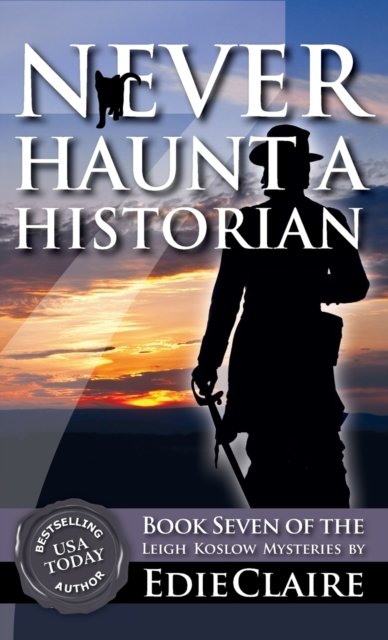 Cover for Edie Claire · Never Haunt a Historian (Hardcover bog) (2022)