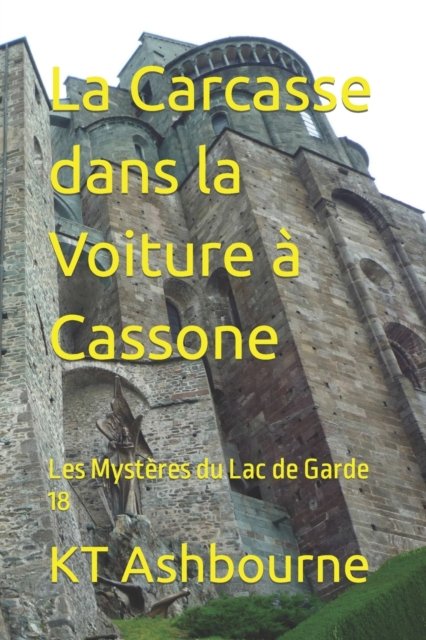 Cover for Kt Ashbourne · La Carcasse dans la Voiture a Cassone: Les Mysteres du Lac de Garde 18 - Les Mysteres Du Lac de Garde (Paperback Bog) (2022)