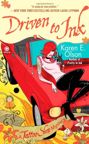 Driven to Ink: A Tattoo Shop Mystery - Tattoo Shop Mystery - Karen E. Olson - Książki - Penguin Putnam Inc - 9780451231574 - 7 września 2010