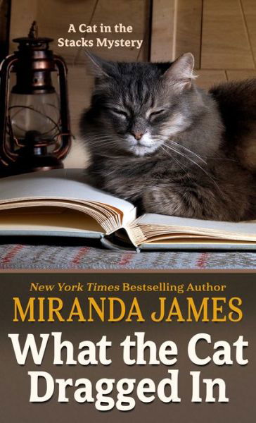 What the Cat Dragged in - Miranda James - Książki - Wheeler Publishing Large Print - 9781432897574 - 11 maja 2022