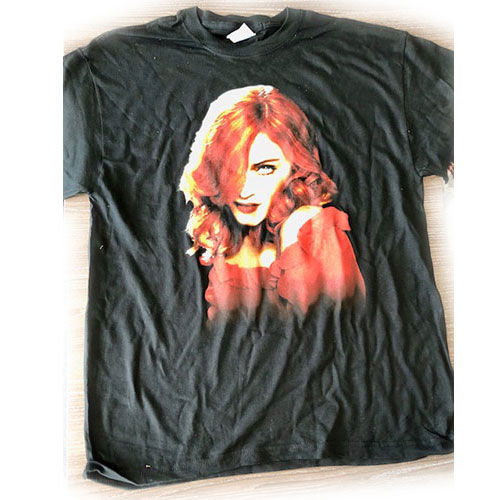 Madonna Unisex Tee: Red Shirt (Ex Tour) - Madonna - Koopwaar - Royalty Paid - 5056170652575 - 