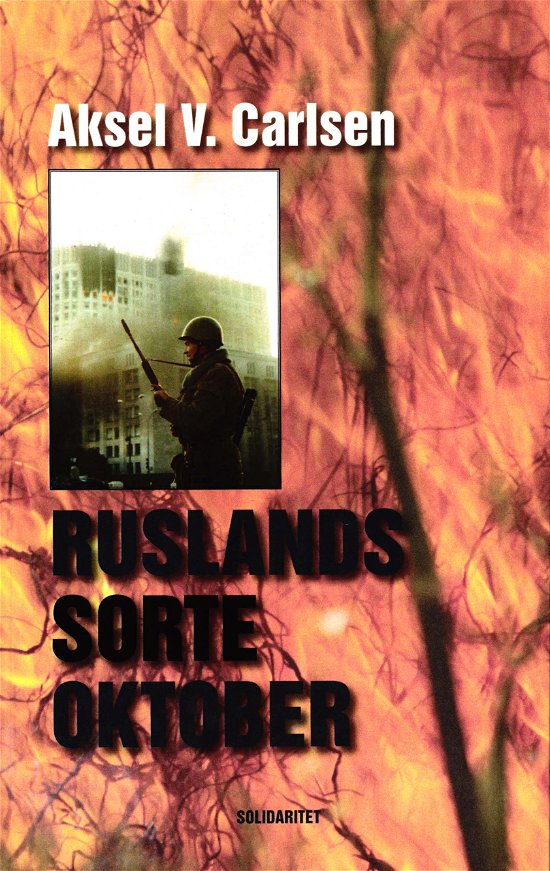 Cover for Aksel Vladimir Carlsen · Ruslands sorte oktober (Paperback Bog) [2. udgave] (2015)
