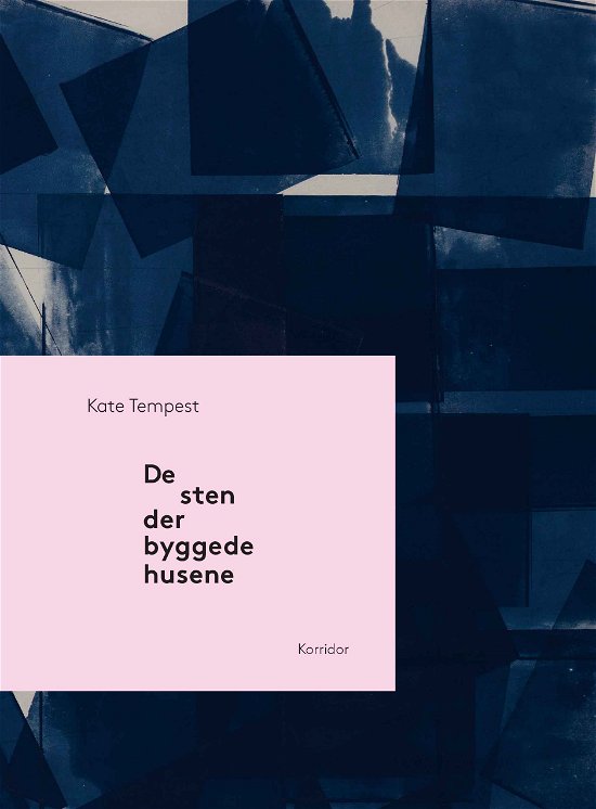 Cover for Kate Tempest · De sten der byggede husene (Paperback Book) [1º edição] (2018)