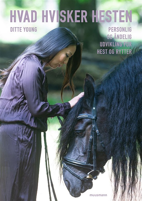 Cover for Ditte Young · Hvad hvisker hesten (Bound Book) [1e uitgave] (2018)