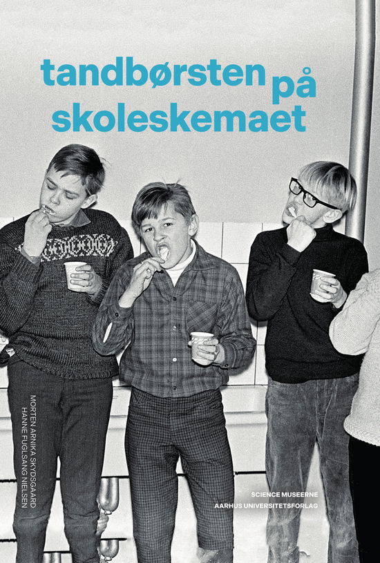 Morten Arnika Skydsgaard og Hanne Fuglsang Nielsen · Tandbørsten på skoleskemaet (Sewn Spine Book) [1. wydanie] (2025)