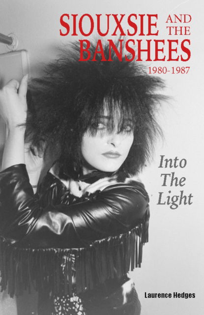 Into The Light: Siouxsie And The Banshees 1980-1987 - Laurence Hedges - Książki - Wymer Publishing - 9781915246585 - 20 września 2024