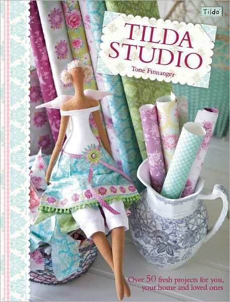 Tilda'S Studio: Over 50 Fresh Projects for You and Your Home - Finnanger, Tone (Author) - Bücher - David & Charles - 9781446301586 - 26. August 2011