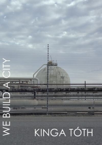 Cover for Kinga TÃ³th · We Build a City (Paperback Book) (2020)