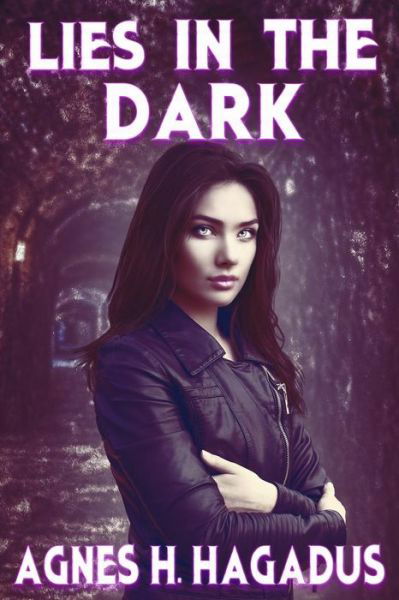 Lies in the Dark - Agnes H Hagadus - Livros - Createspace - 9781511800587 - 20 de abril de 2015