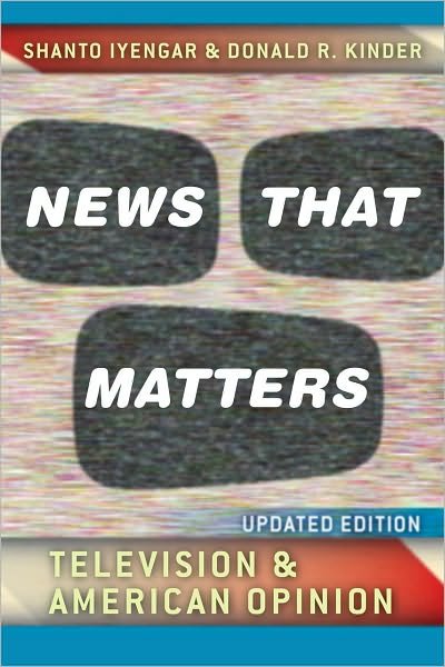 Cover for Iyengar, Shanto (Stanford University) · News That Matters: Television and American Opinion, Updated Edition - Chicago Studies in American Politics (Paperback Bog) [Revised edition] (2010)