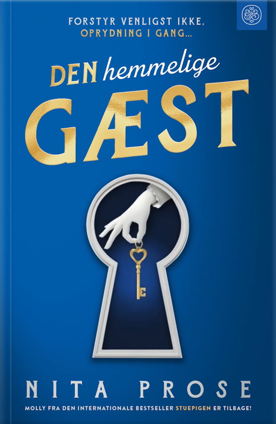 Cover for Nita Prose · Molly Gray-serien: Den mystiske gæst (Hæftet bog) [1. udgave] (2024)