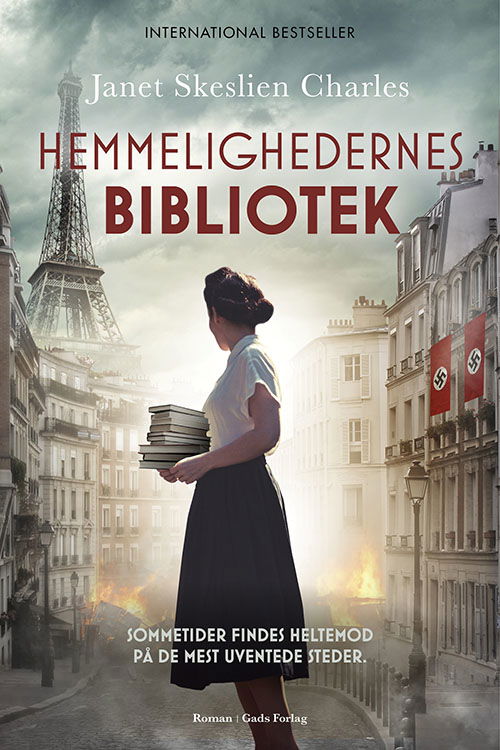 Cover for Janet Skeslien Charles · Hemmelighedernes bibliotek (Hardcover Book) [1st edition] (2022)