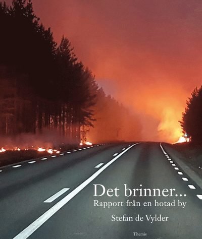 Cover for Stefan de Vylder · Det brinner... : rapport från en hotad by (Bok) (2019)