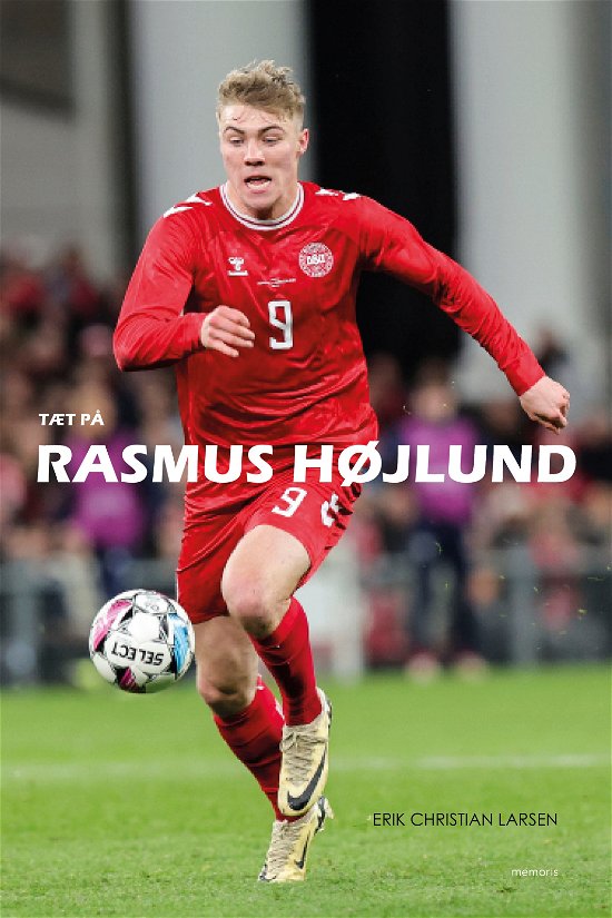 Cover for Erik Christian Larsen · Tæt på Rasmus Højlund (Hardcover bog) [1. udgave] (2024)