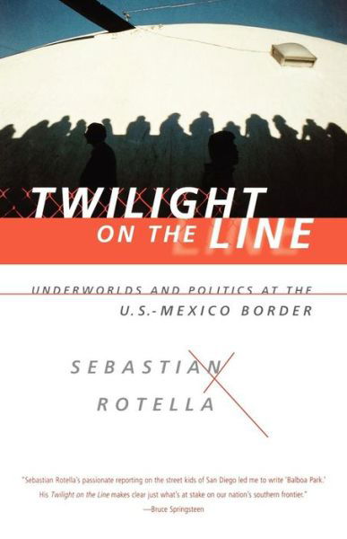 Sebastian Rotella · Twilight on the Line: Underworlds and Politics at the Mexican Border (Paperback Book) (2024)