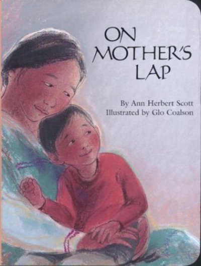 On Mother's Lap - Ann Herbert Scott - Książki - Houghton Mifflin - 9780618051595 - 21 sierpnia 2000