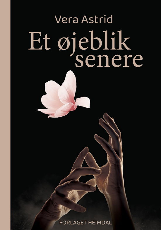 Et øjeblik senere - Vera Astrid - Books - Forlaget Heimdal - 9788776210595 - March 30, 2025