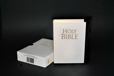 Cover for Henry Wansbrough · Njb Pocket Edition, White Cased Gift Bible (Gebundenes Buch) (2015)