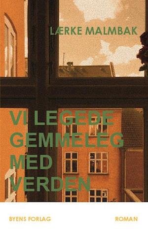 Cover for Lærke Malmbak · Vi legede gemmeleg med verden (Sewn Spine Book) [1th edição] (2023)