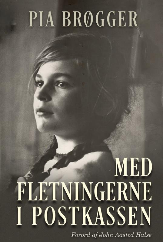 Cover for Pia Brøgger · Med Fletningerne i Postkassen (Hardcover Book) (2021)