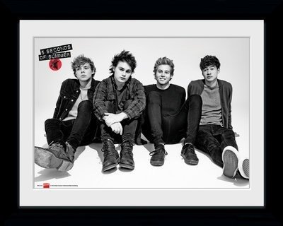 5 Seconds Of Summer - Sitting (stampa In Cornice 30x40cm) - 5 Seconds Of Summer - Merchandise - Gb Eye - 5028486277599 - 