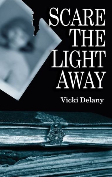 Cover for Vicki Delany · Scare the Light Away [LARGE TYPE EDITION] (Pocketbok) [Largeprint edition] (2005)