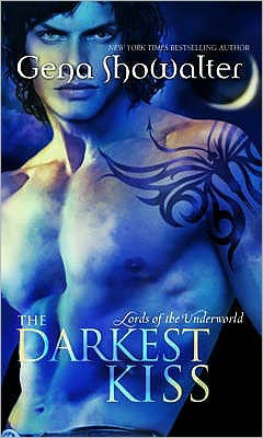 Cover for Gena Showalter · The Darkest Kiss - Lords of the Underworld (Paperback Bog) [Library edition] (2009)