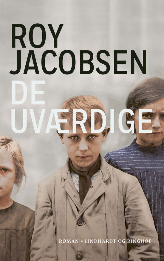 Cover for Roy Jacobsen · De uværdige (Innbunden bok) [1. utgave] (2023)