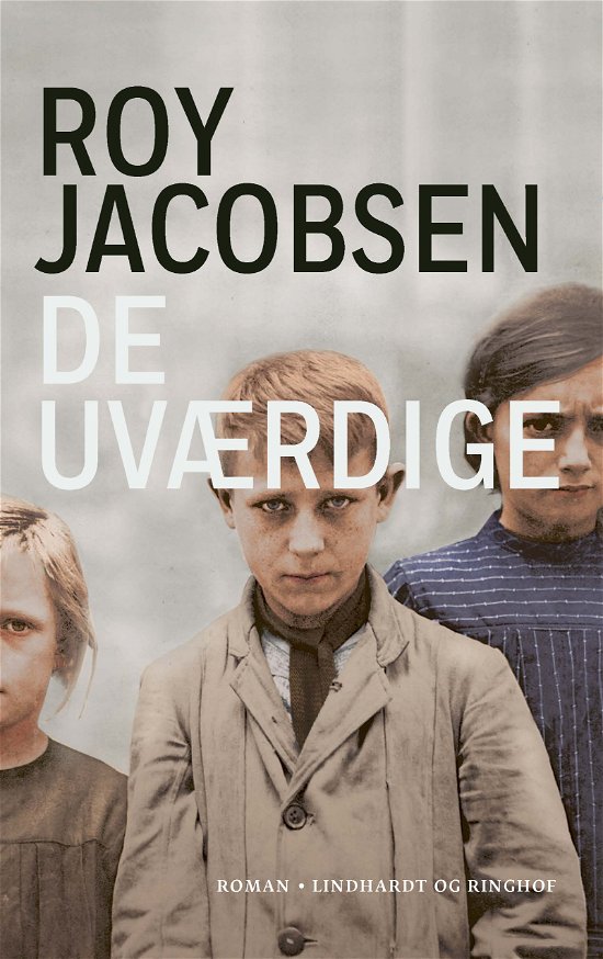 Cover for Roy Jacobsen · De uværdige (Bound Book) [1e uitgave] (2023)