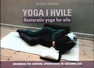 Sussie Jensen · Yoga i hvile - restorativ yoga for alle (Hardcover Book) [1º edição] (2022)