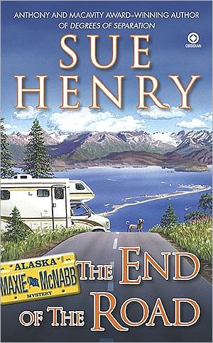 The End of the Road: a Maxie and Stretch Mystery - Sue Henry - Książki - Signet - 9780451227607 - 1 września 2010