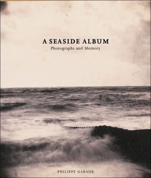A Seaside Album: Photographs and Memory - Philippe Garner - Livros - Philip Wilson Publishers Ltd - 9780856675607 - 13 de junho de 2003