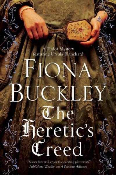 Cover for Fiona Buckley · The Heretic's Creed - A Tudor mystery featuring Ursula Blanchard (Gebundenes Buch) [Main - Large Print edition] (2017)