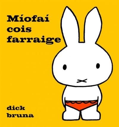 Miofai cois farraige - Miofai / Miffy in Irish - Dick Bruna - Bøker - Dalen (Llyfrau) Cyf - 9781913573614 - 21. september 2023