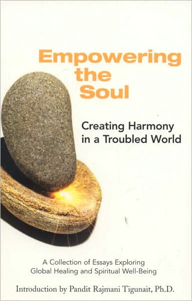 Cover for Pandit Rajmani Tigunait · Empowering the Soul: A Collection of Essays Exploring Global Healing and Spiritual Well-Being (Paperback Book) (2006)