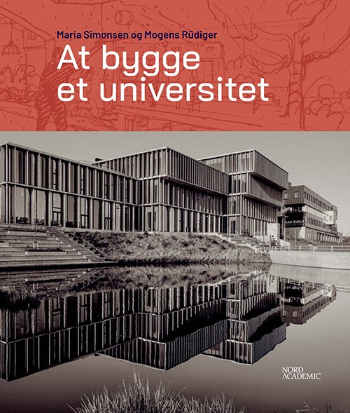 Cover for Maria Simonsen og Mogens Rüdiger · At bygge et universitet (Gebundenes Buch) [1. Ausgabe] (2024)