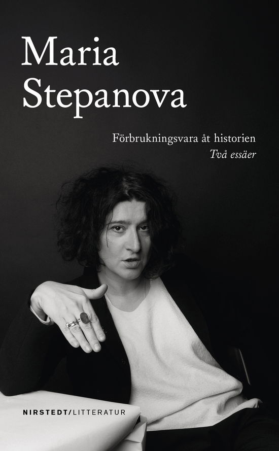 Förbrukningsvara åt historien: två essäer - Maria Stepanova - Bücher - Nirstedt/litteratur - 9789189759626 - 8. Januar 2024