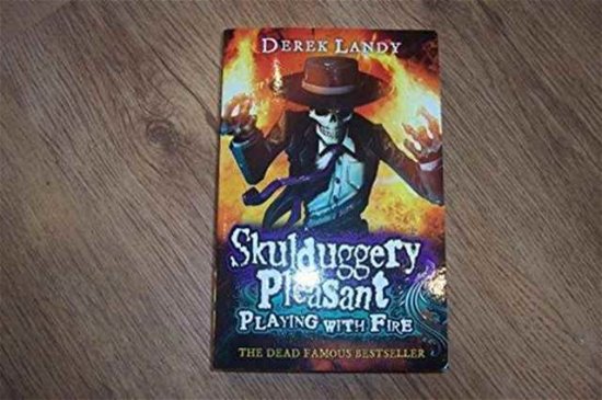 Cover for Derek Landy · Skulduggery Pleasant2playing with Fire (N/A) (2014)