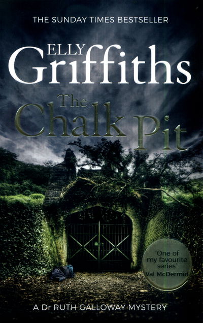 The Chalk Pit: The Dr Ruth Galloway Mysteries 9 - The Dr Ruth Galloway Mysteries - Elly Griffiths - Boeken - Quercus Publishing - 9781784296629 - 13 juli 2017