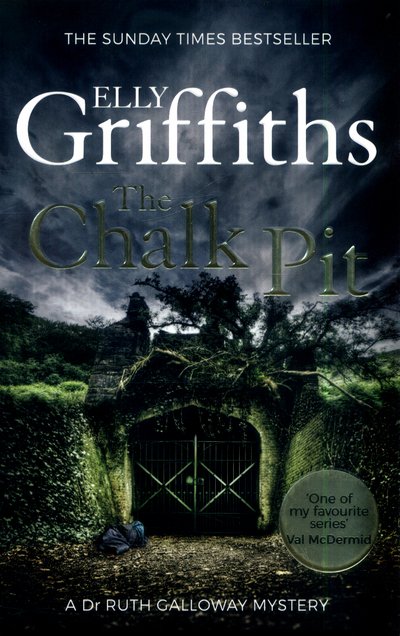 Cover for Elly Griffiths · The Chalk Pit: The Dr Ruth Galloway Mysteries 9 - The Dr Ruth Galloway Mysteries (Paperback Book) (2017)